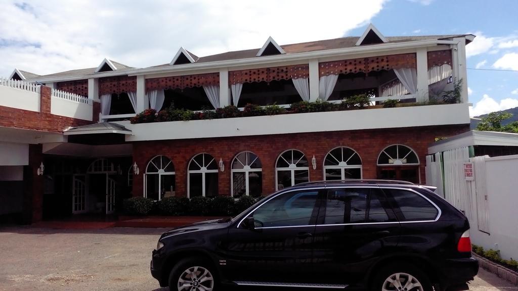 Village Hotel Очо Риос Екстериор снимка