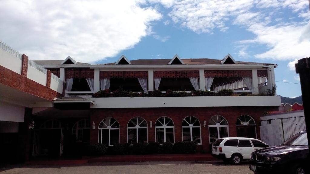 Village Hotel Очо Риос Екстериор снимка