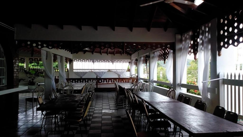 Village Hotel Очо Риос Екстериор снимка
