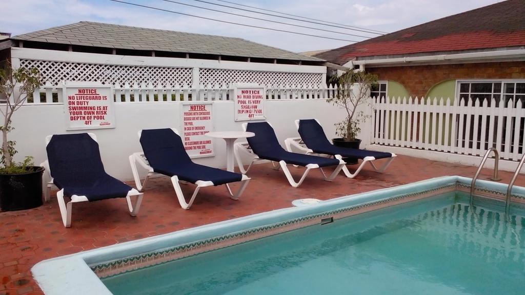 Village Hotel Очо Риос Екстериор снимка