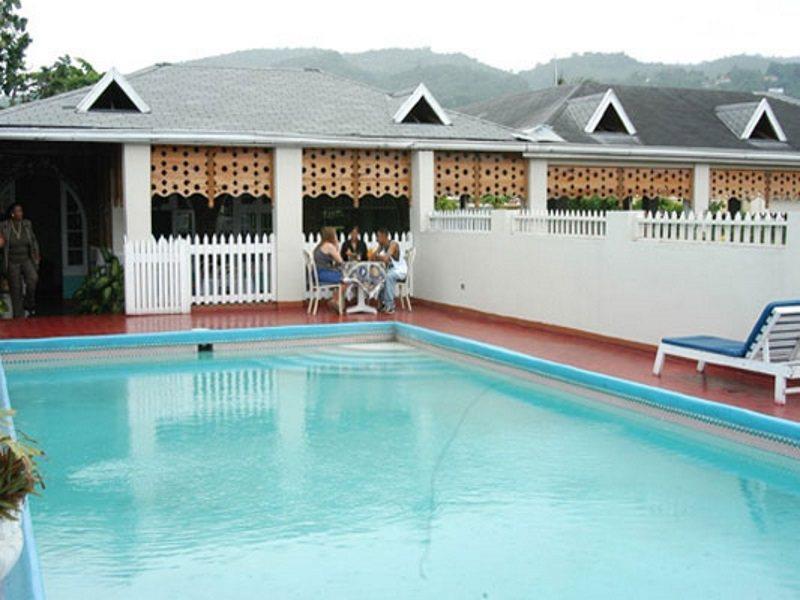 Village Hotel Очо Риос Екстериор снимка