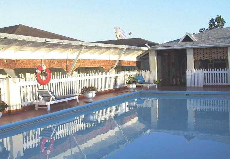 Village Hotel Очо Риос Екстериор снимка